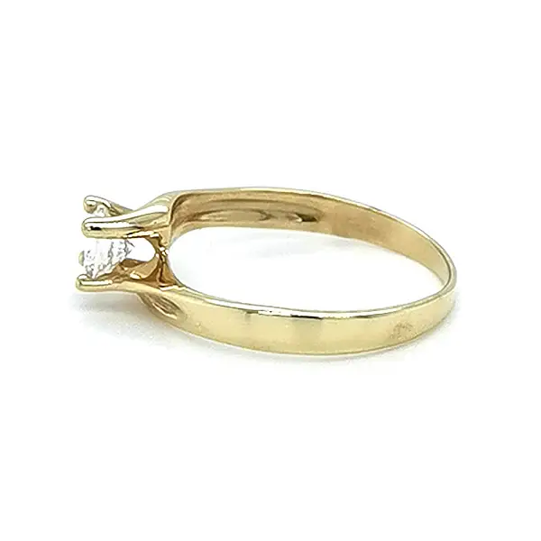 Nhẫn đính hôn bằng vàng với đá zircon