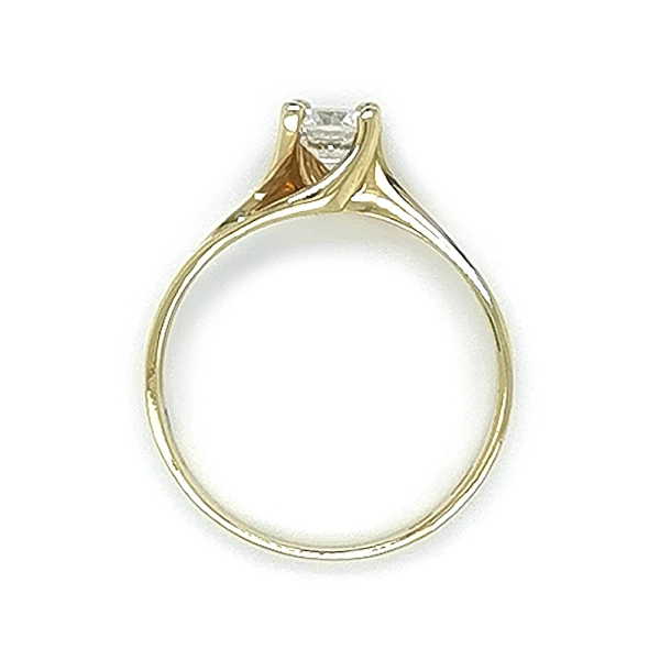 Nhẫn đính hôn bằng vàng với đá zircon