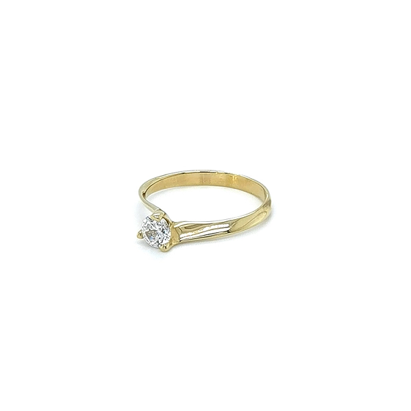 Nhẫn đính hôn bằng vàng với đá zircon