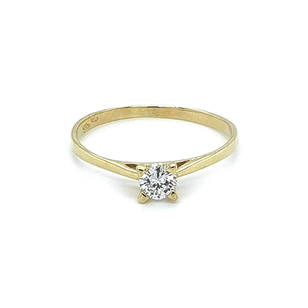 Nhẫn đính hôn bằng vàng với đá zircon