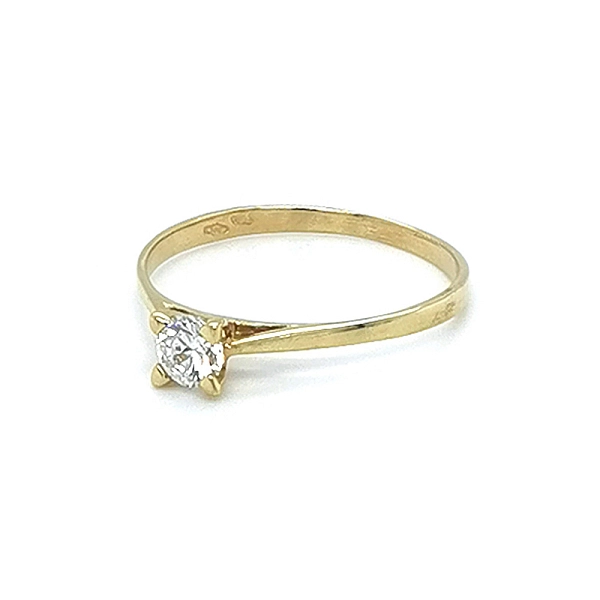 Nhẫn đính hôn bằng vàng với đá zircon