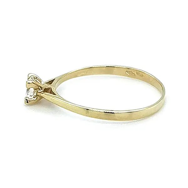 Nhẫn đính hôn bằng vàng với đá zircon