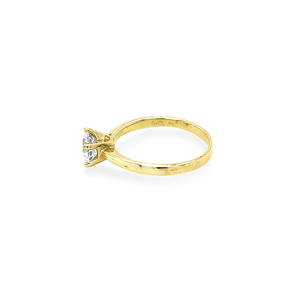 Nhẫn đính hôn bằng vàng với đá zircon