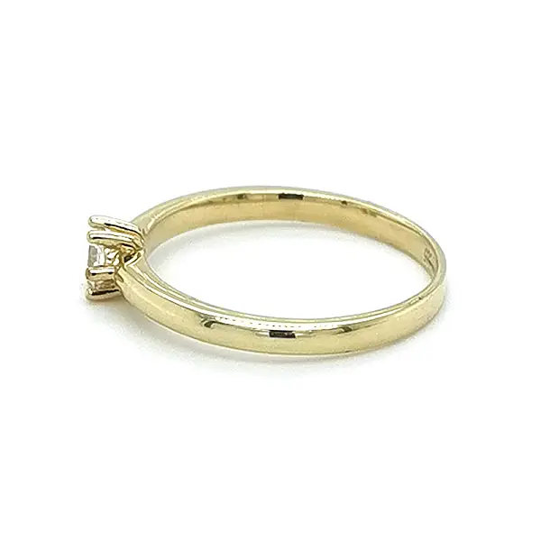 Nhẫn đính hôn bằng vàng với đá zircon