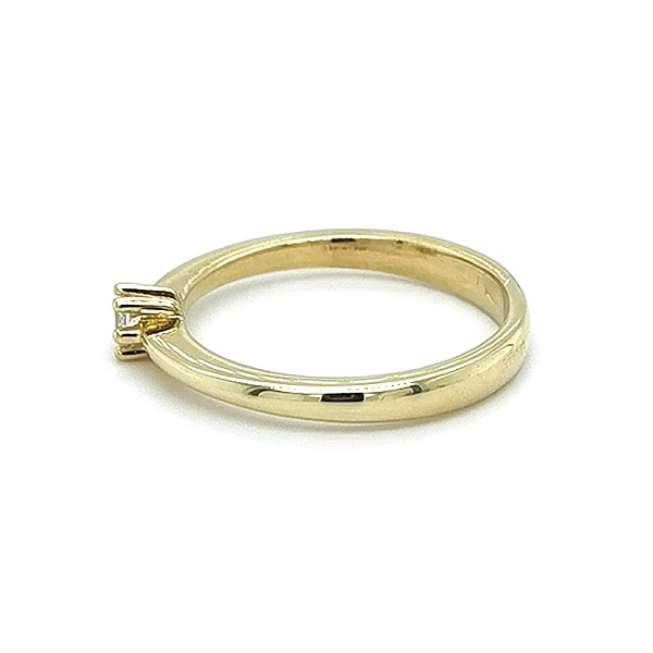 Nhẫn đính hôn bằng vàng với đá zircon