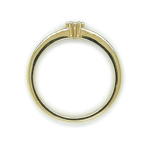 Nhẫn đính hôn bằng vàng với đá zircon