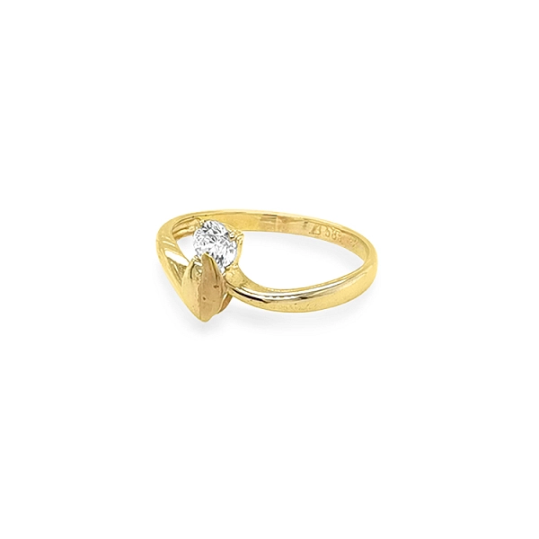 Nhẫn vàng đính đá zircon