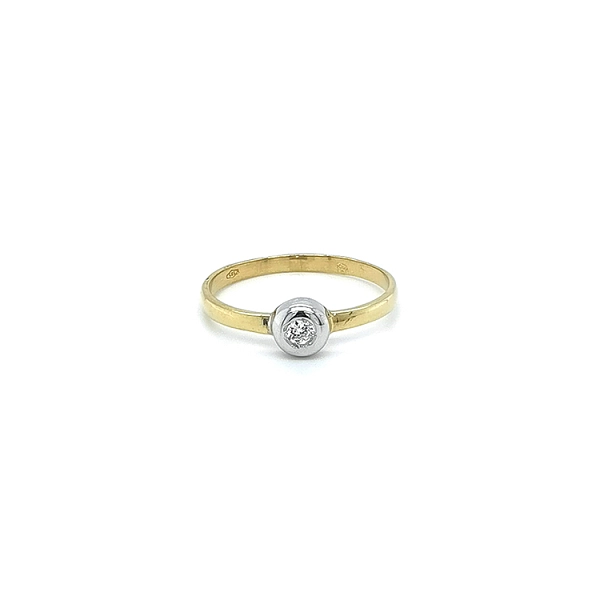 Nhẫn đính hôn bằng vàng với đá zircon