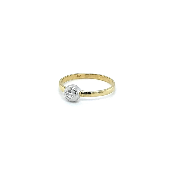 Nhẫn đính hôn bằng vàng với đá zircon