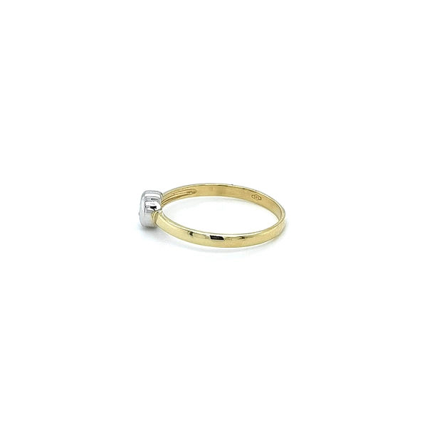 Nhẫn đính hôn bằng vàng với đá zircon