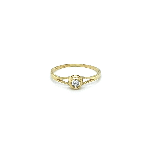 Nhẫn đính hôn bằng vàng với đá zircon