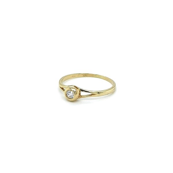 Nhẫn đính hôn bằng vàng với đá zircon
