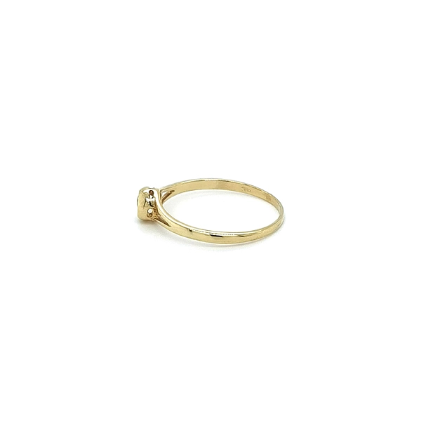 Nhẫn đính hôn bằng vàng với đá zircon