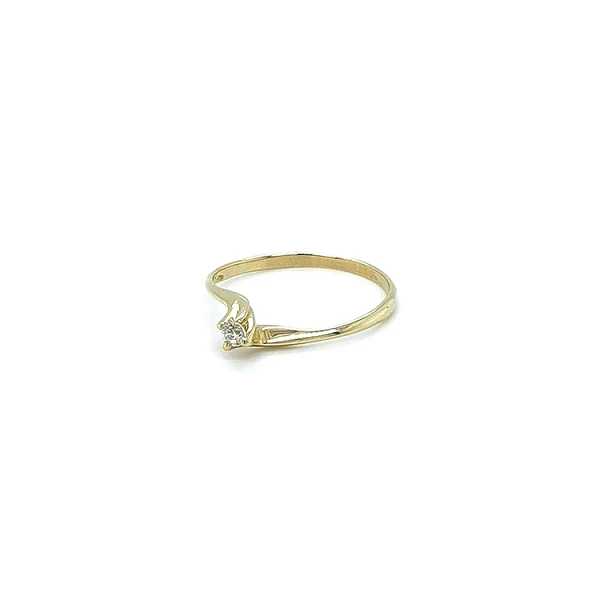Nhẫn đính hôn bằng vàng với đá zircon