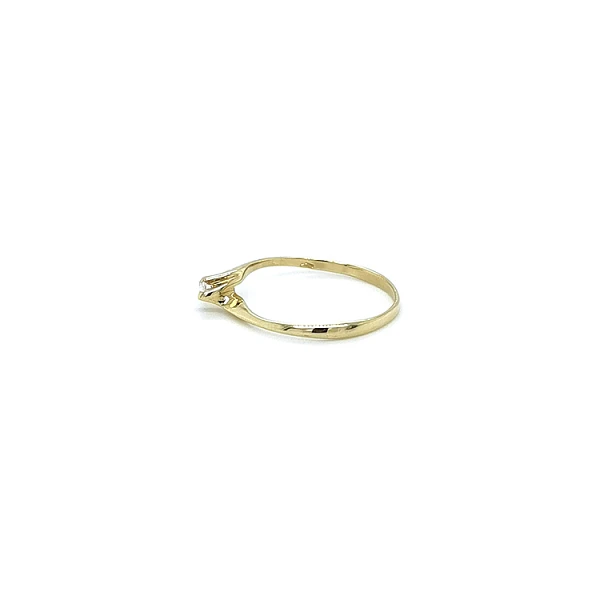 Nhẫn đính hôn bằng vàng với đá zircon