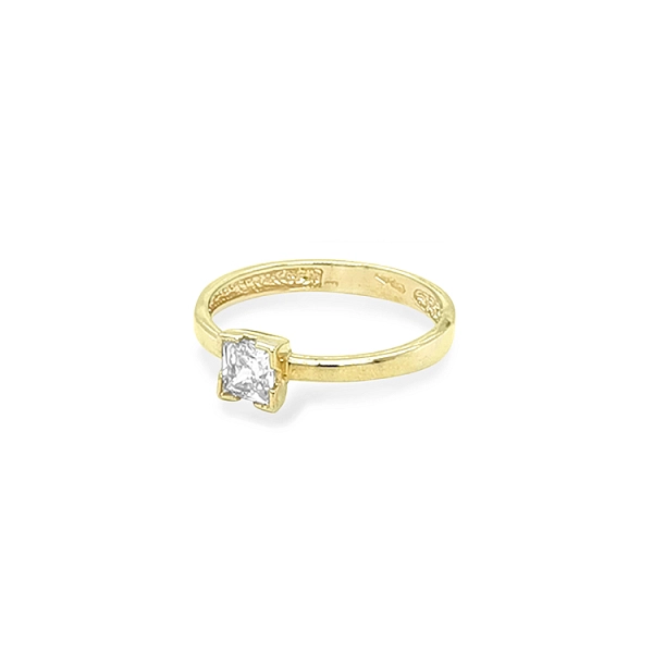 Nhẫn đính hôn bằng vàng với đá zircon