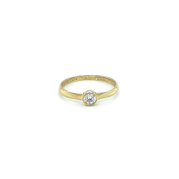 Nhẫn đính hôn bằng vàng với đá zircon