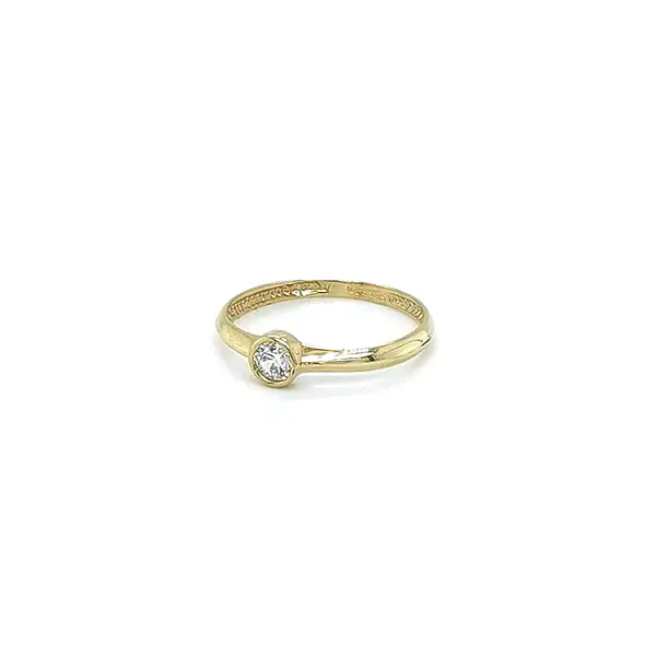 Nhẫn đính hôn bằng vàng với đá zircon