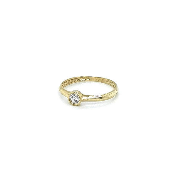 Nhẫn đính hôn bằng vàng với đá zircon