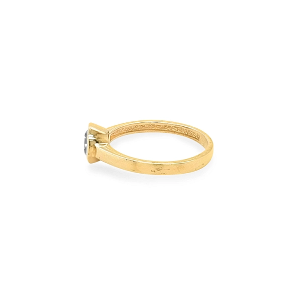 Nhẫn đính hôn bằng vàng với đá zircon
