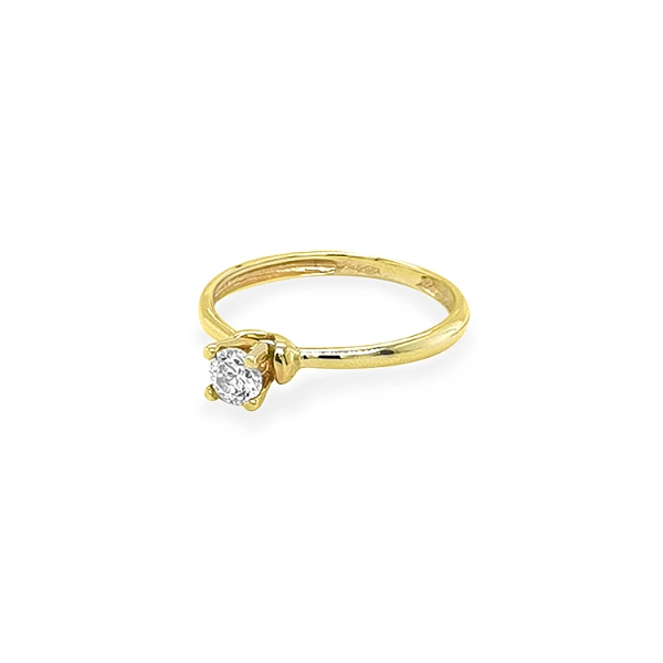 Nhẫn đính hôn bằng vàng với đá zircon