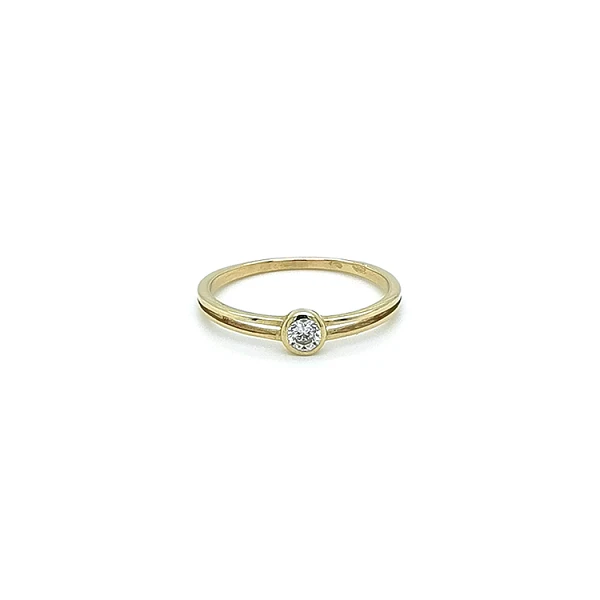 Nhẫn đính hôn bằng vàng với đá zircon