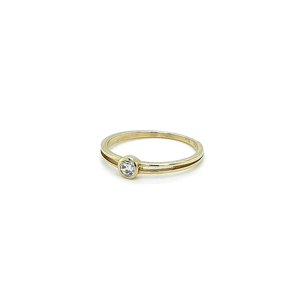 Nhẫn đính hôn bằng vàng với đá zircon
