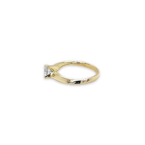 Nhẫn đính hôn bằng vàng có đá cubic zirconia