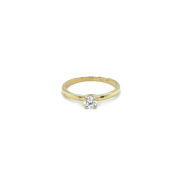 Nhẫn đính hôn bằng vàng với đá zircon
