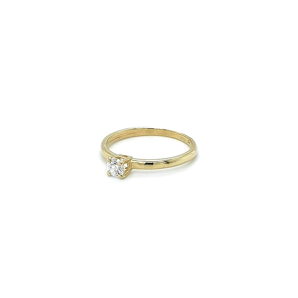 Nhẫn đính hôn bằng vàng với đá zircon