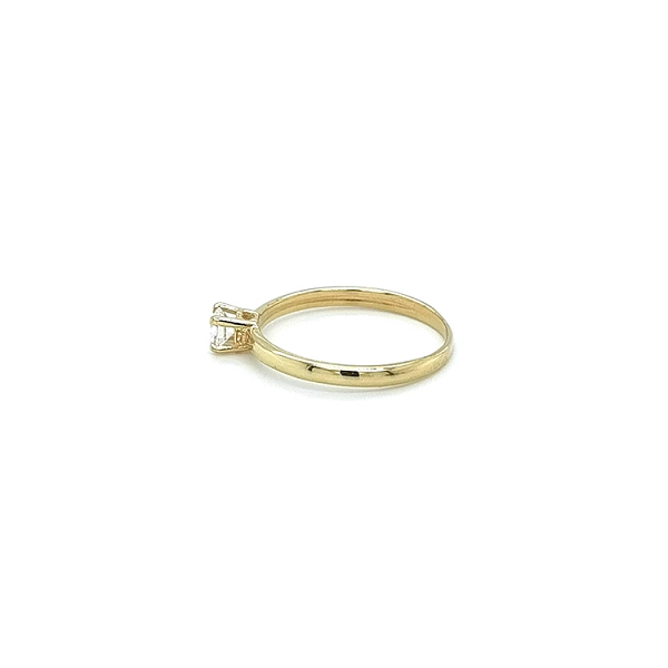 Nhẫn đính hôn bằng vàng với đá zircon