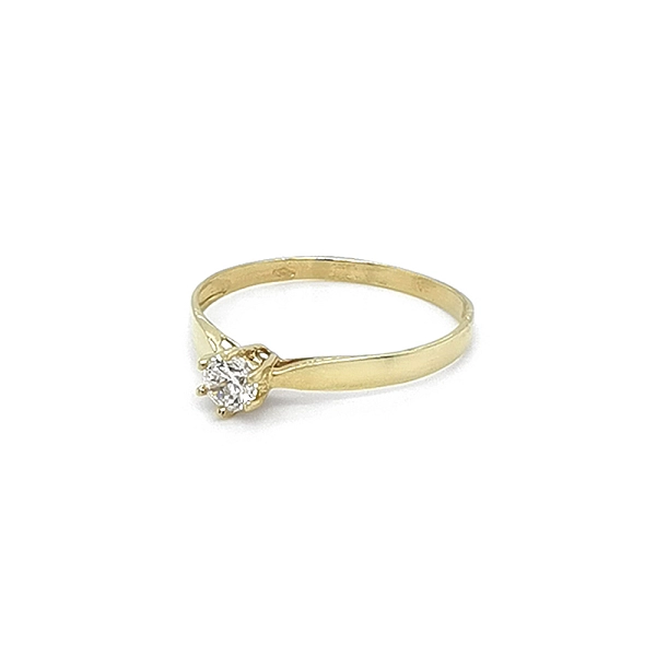Nhẫn đính hôn bằng vàng với đá zircon