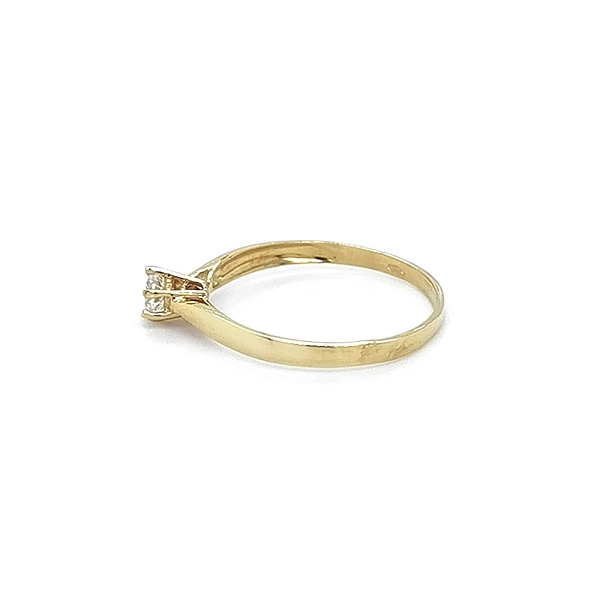Nhẫn đính hôn bằng vàng với đá zircon