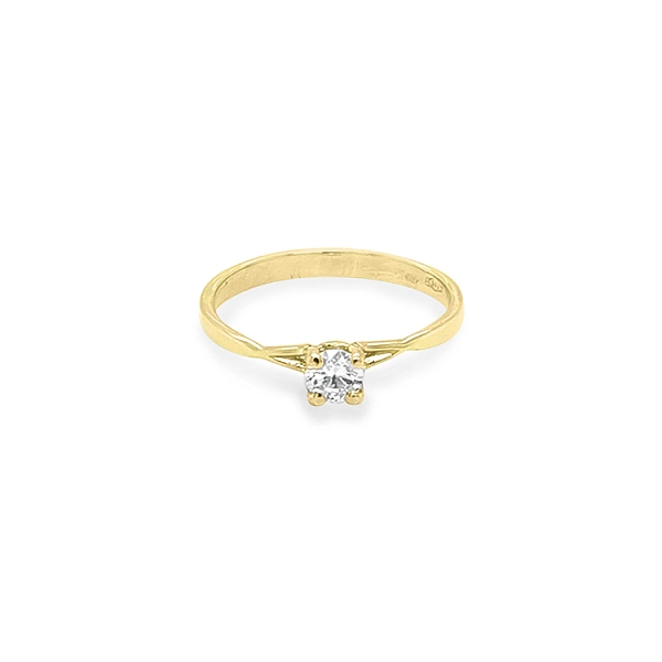 Nhẫn đính hôn bằng vàng với đá zircon
