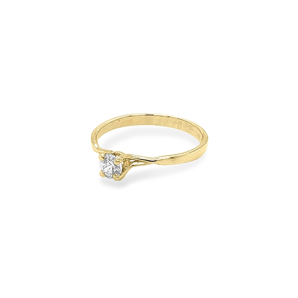 Nhẫn đính hôn bằng vàng với đá zircon