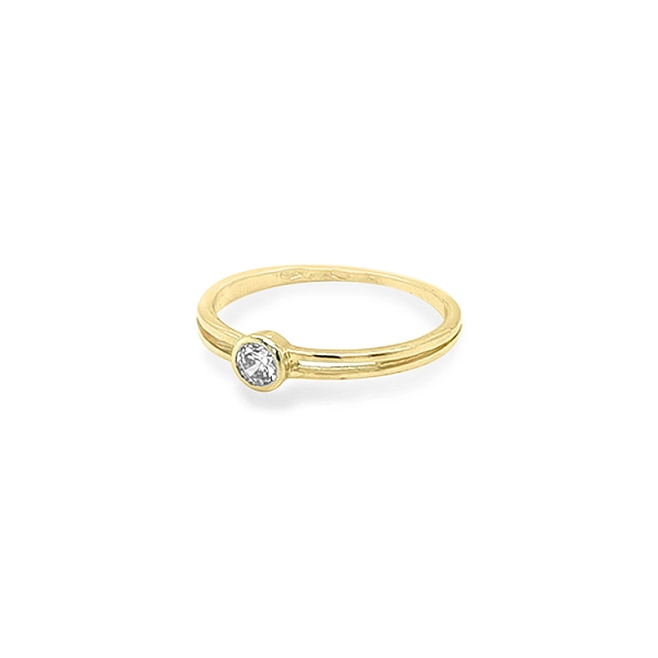 Nhẫn đính hôn bằng vàng với đá zircon