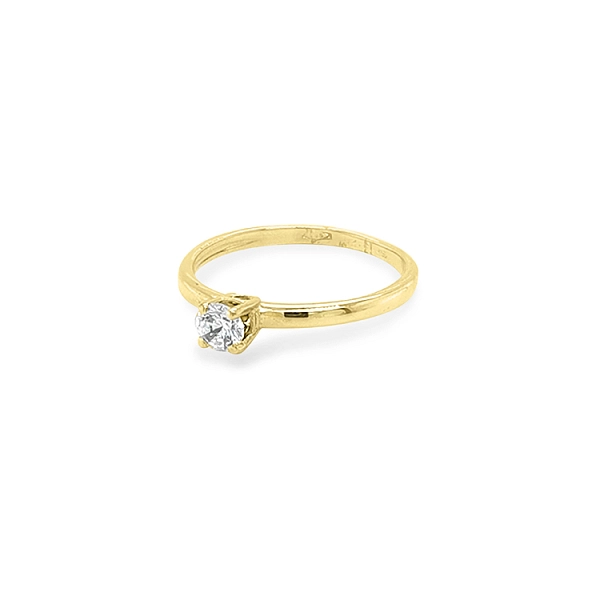 Nhẫn đính hôn bằng vàng với đá zircon