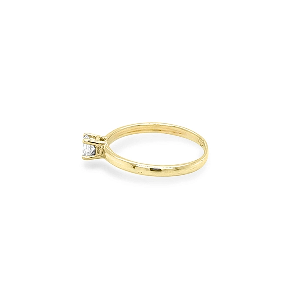 Nhẫn đính hôn bằng vàng với đá zircon