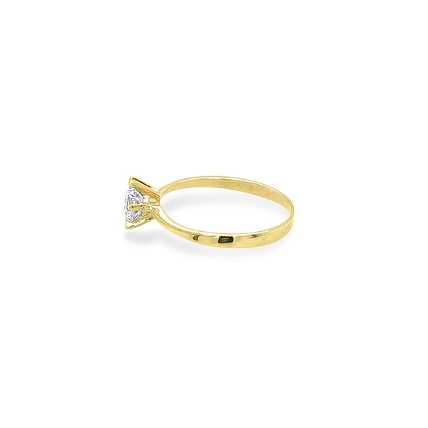 Nhẫn đính hôn bằng vàng với đá zircon