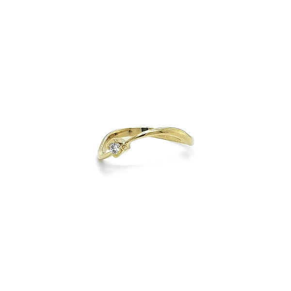 Nhẫn đính hôn bằng vàng với đá zircon