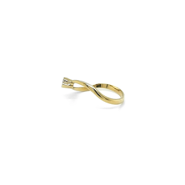 Nhẫn đính hôn bằng vàng với đá zircon