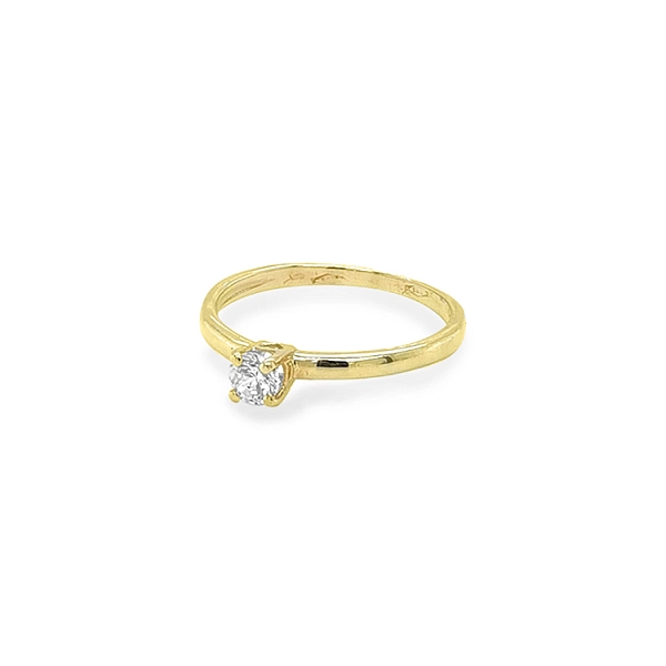 Nhẫn đính hôn bằng vàng với đá zircon