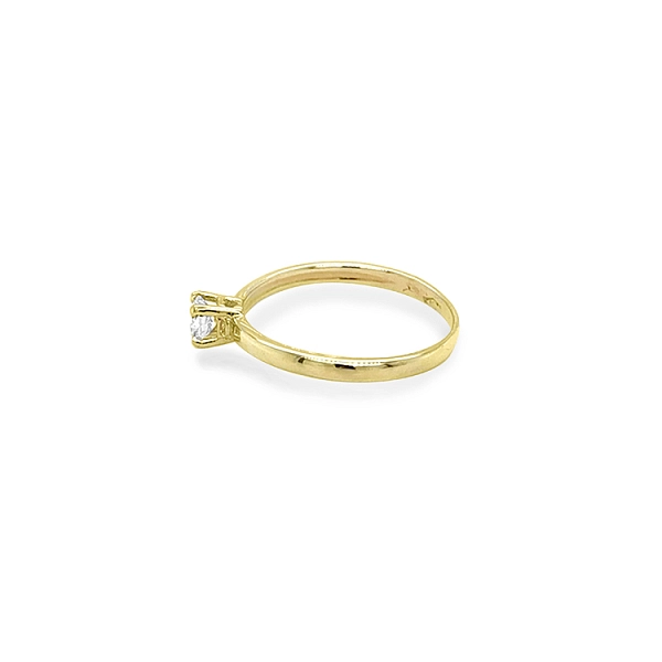 Nhẫn đính hôn bằng vàng với đá zircon