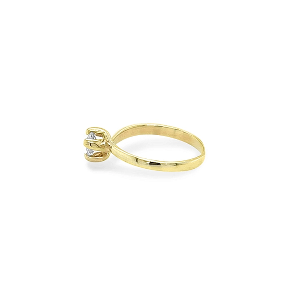 Nhẫn đính hôn bằng vàng với đá zircon