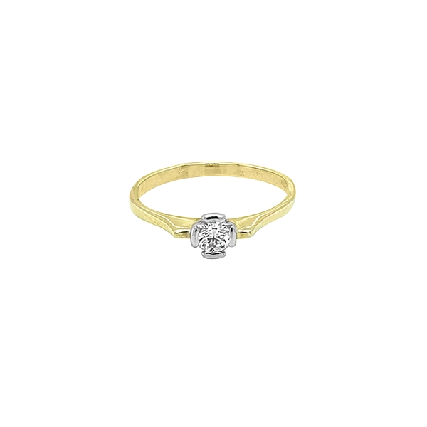 Nhẫn đính hôn bằng vàng với đá zircon