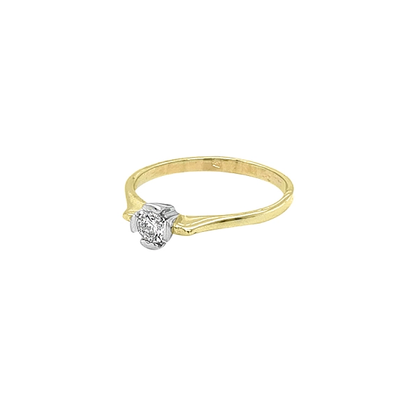 Nhẫn đính hôn bằng vàng với đá zircon