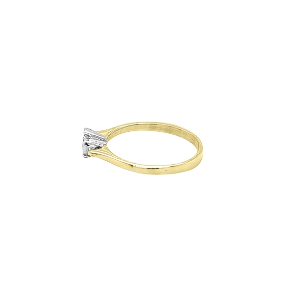 Nhẫn đính hôn bằng vàng với đá zircon