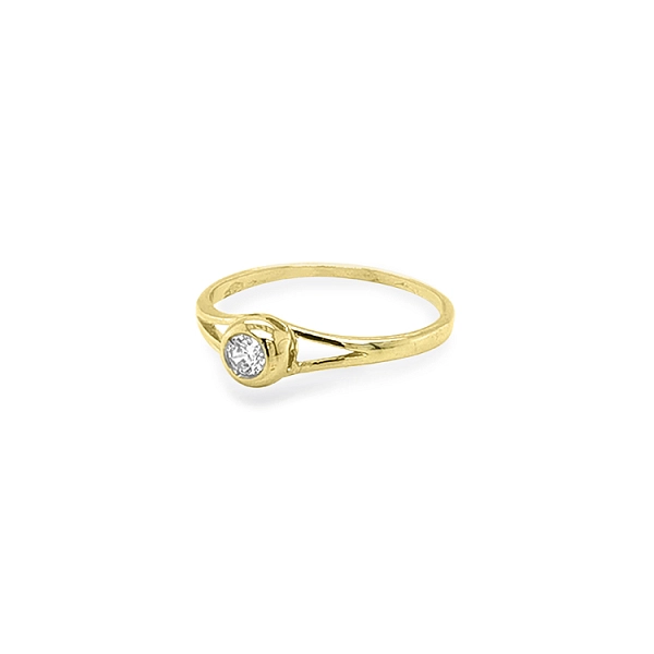 Nhẫn đính hôn bằng vàng với đá zircon