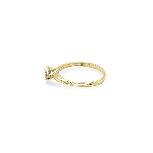 Nhẫn đính hôn bằng vàng với đá zircon