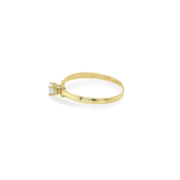 Nhẫn đính hôn bằng vàng với đá zircon